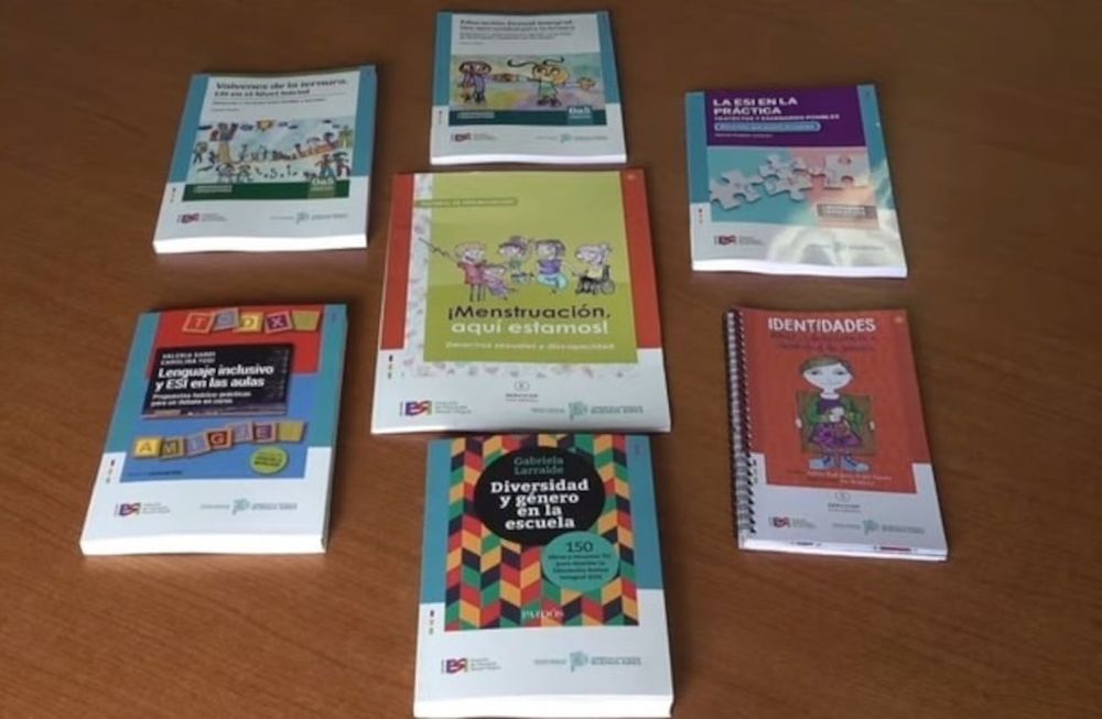 Los libros que el gobierno bonaerense reparte en las escuelas secundarias.