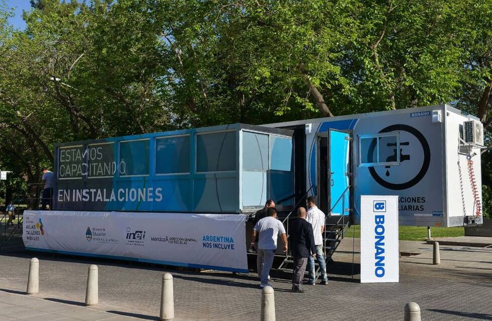 Ponen en funcionamiento dos aulas móviles de educación técnica en Mendoza