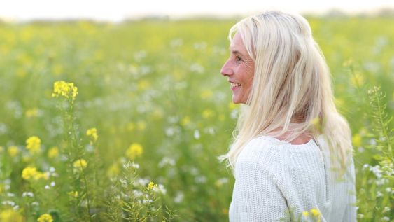 La menopausia es la fecha de la última menstruación, seguida por un período mayor a doce meses sin menstruar. Ocurre generalmente entre los 45 y 55 años. Es una etapa natural de la vida, no una enfermedad.
