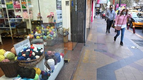 Los Andes | Aún los locales que optan por no poner los precios a la vista –como dijo un comerciante, “para no asustar a los clientes”. Foto: José Gutierrez / Los Andes