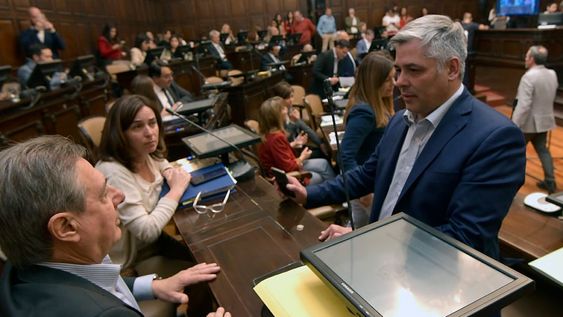 El peronismo dio los votos para aprobar endeudamiento para obras. En la foto, Omar Félix (sentado) y Germán Gómez.Orlando Pelichotti / Los Andes