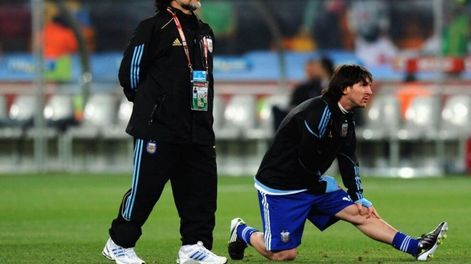 Maradona DT y Messi, ídolo y capitán, durante el Mundial de 2010. / Gentileza.