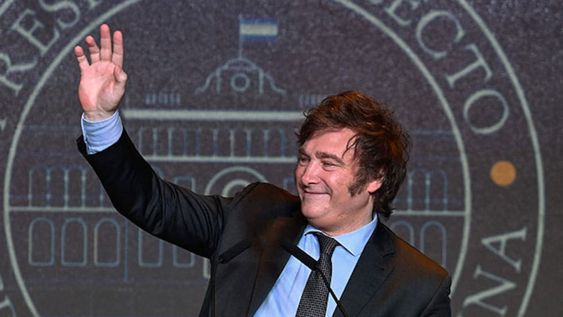 “La base monetaria en pesos sigue siendo la misma, pero los dólares que la respaldan es cada vez más grande”, afirmó el líder libertario.