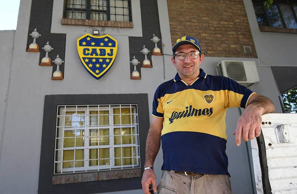 Furlán posa frente a su vivienda: “Este es un club que no se compara con ninguno; es el mejor club del mundo”, avisa.