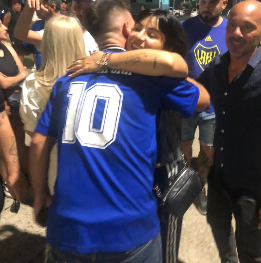 El abrazo eterno entre Lucas y Giannina Maradona