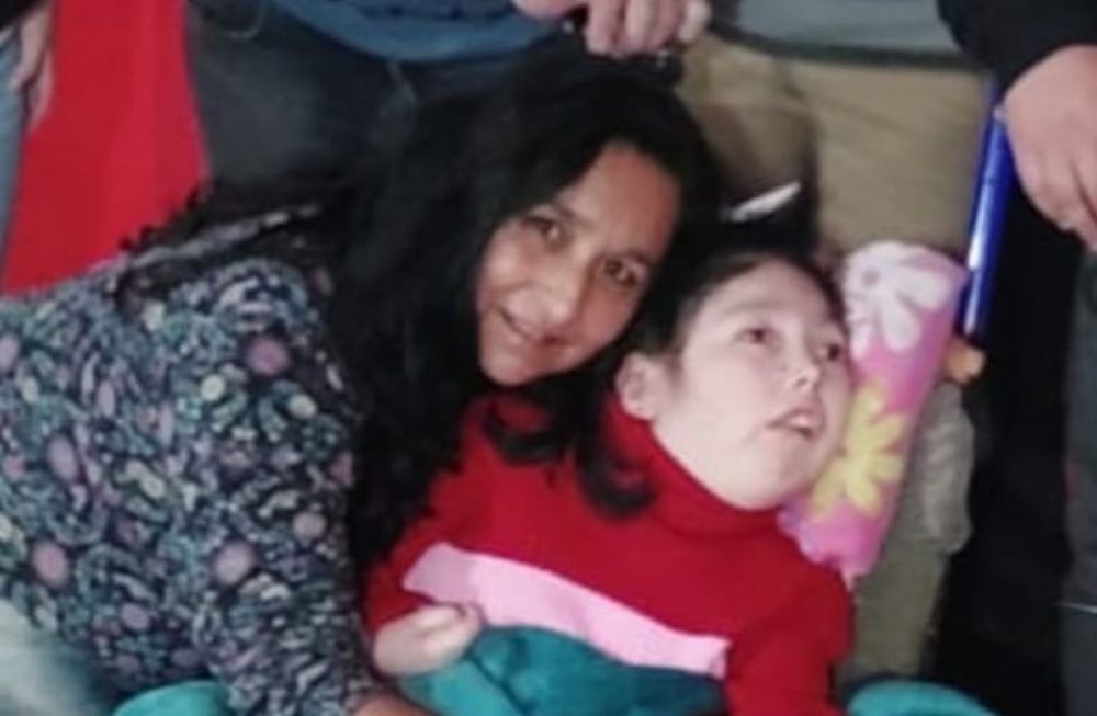 La mamá de Romina la acompaña todo el tiempo para brindarle una mejor calidad de vida
