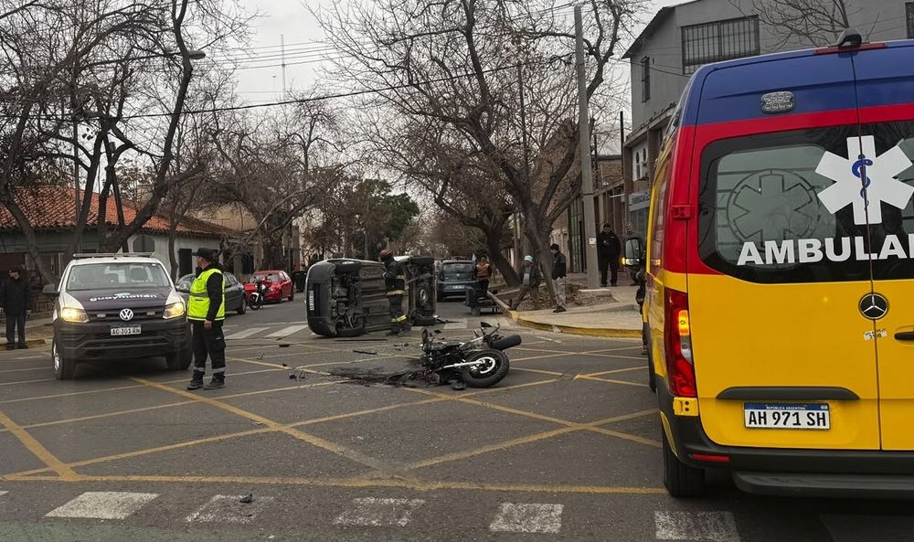 Guaymallén: una moto chocó contra un auto y tres personas resultaron heridas