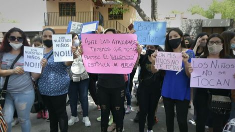 Los padres de alumnos cortaron calle Ameghino, en frente a la entrada de la escuela, para pedir seguridad para sus hijos. Foto: Orlando Pelichotti / Los Andes