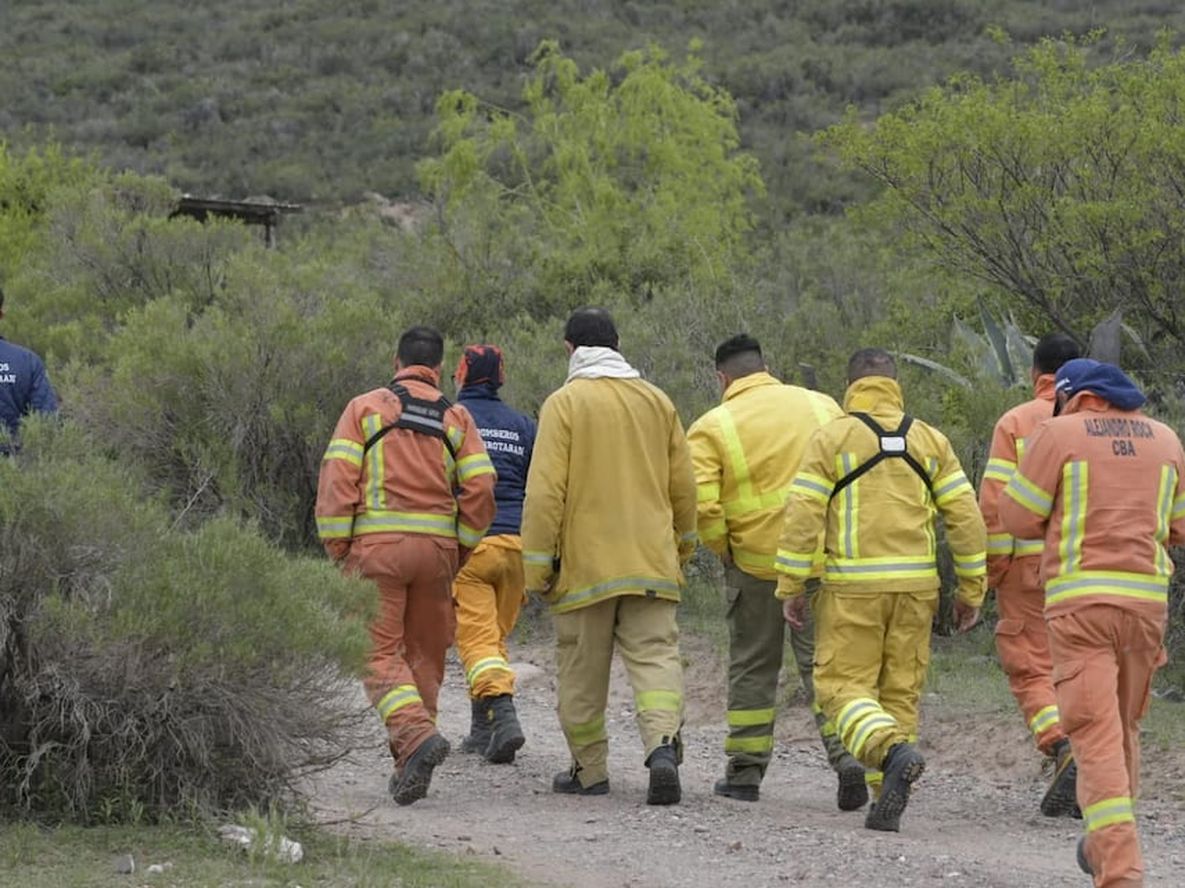 Trabajo de bomberos, brigadistas y policías para controlar los incendios en el piedemonte de Mendoza (Orlando Pelichotti / Los Andes)