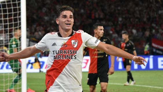Julián Álvarez, el mejor jugador del fútbol argentino, marcó dos goles y llevó a River a ganar su tercer estrella del 2021. / Gentileza.