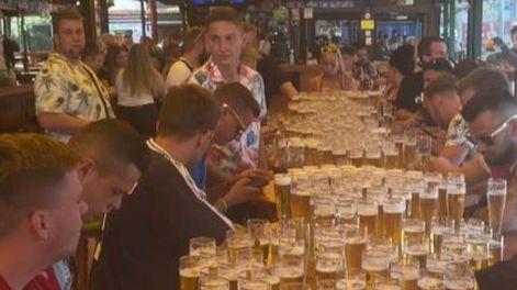 Equipo alemán de fútbol desayunó 600 cervezas en un bar.
