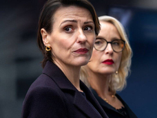 esta en netflix, tiene solo 5 capitulos y esta hecha para verla en una maraton esta en netflix, tiene solo 5 capitulos y esta hecha para verla en una maraton