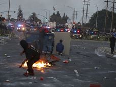 Manifestantes enfrentándose a los ayudantes del sheriff de Los Angeles, en Paramount, en el condado de Los Ángeles, California, Estados Unidos. Varias personas fueron arrestadas el sábado después de que manifestantes se enfrentaran con agentes de inmigración estadounidenses por segundo día consecutivo en el sur de California.&nbsp; &nbsp;