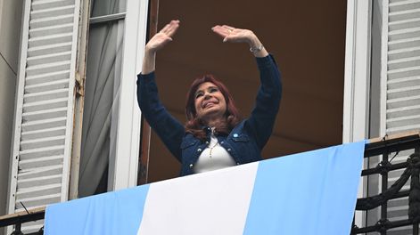 La ex presidenta Cristina Kirchner saluda a los militantes que marcharon hasta su domicilio en el barrio porteño de Constitución en el Día de la Lealtad.