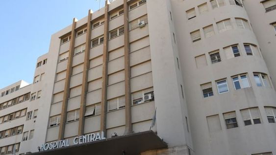 Luego de ser herido de bala en la cabeza, en un barrio de Las Heras, el joven está internado en el Hospital Central. Foto Ortlando Pelichotti / Los Andes