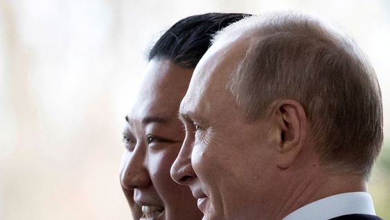 Vladimir Putin, presidente de Rusia, y Kim Jong Un, líder supremo de Corea del Norte, en una imagen de archivo durante una visita de Putin a Corea.