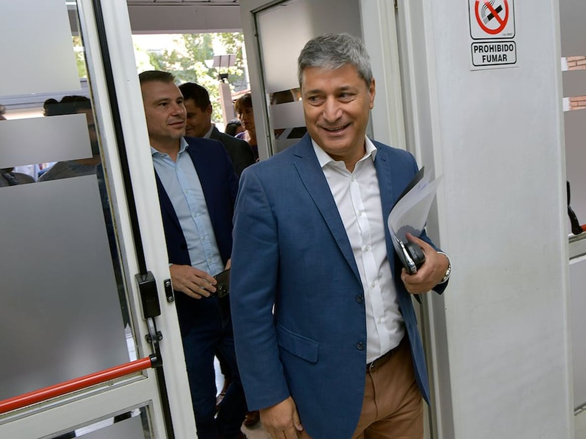 El titular de la Obra Social de los Empleados Públicos ( OSEP ), Carlos Funes junto al Ministro de Hacienda y Finanzas Victor Fayad esta mañana en el Anexo de la Legislatura Provincial, Cámara de DiputadosFoto: Orlando Pelichotti