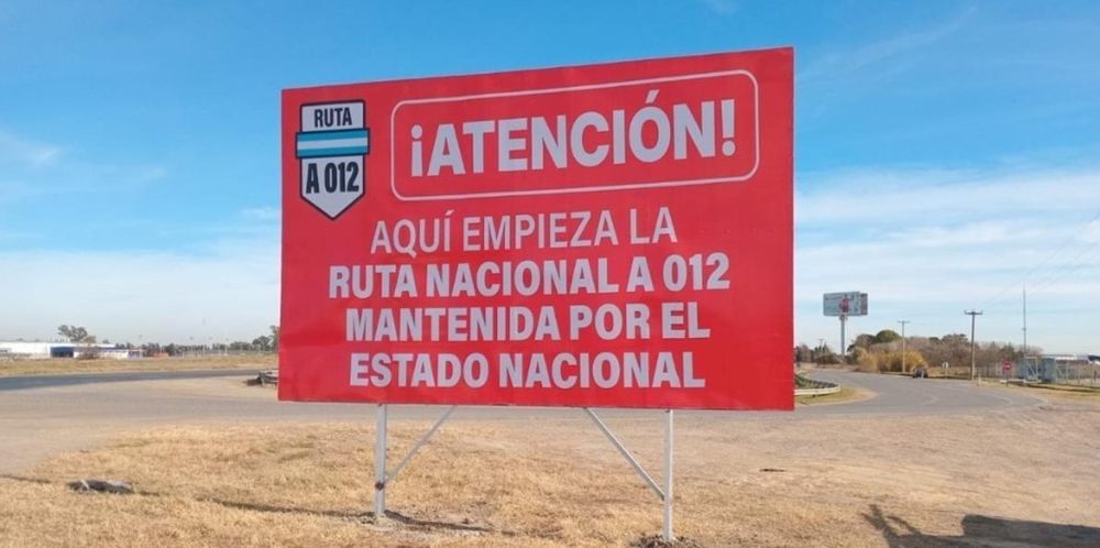 En medio de la disputa por fondos y privatización de rutas, aparecieron carteles en Santa Fe contra Milei