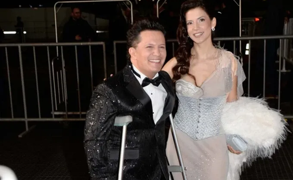Dario Lopilato llegó con muletas a la gala de los Martín Fierro.