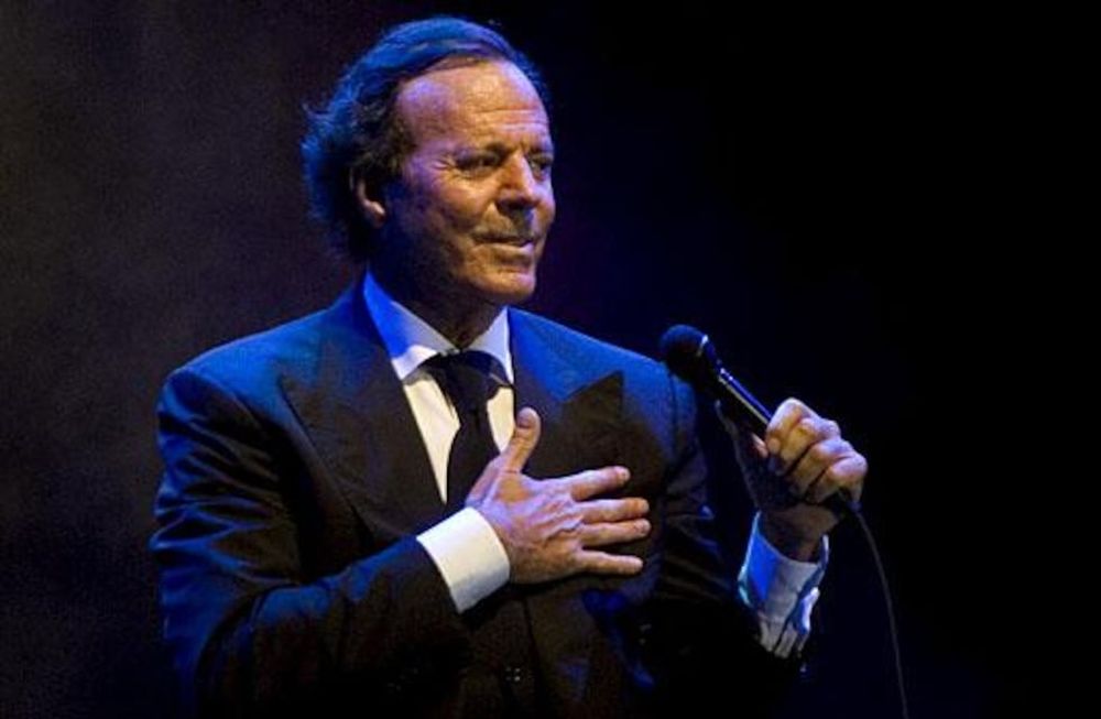 Julio Iglesias se encaminaba a ser un arquero estrella en el Real Madrid, pero la noche en que festejaba su cumpleaños 20 sufrió un accidente que lo retiró del fútbol. Y así comenzó su carrera artística. (AP)