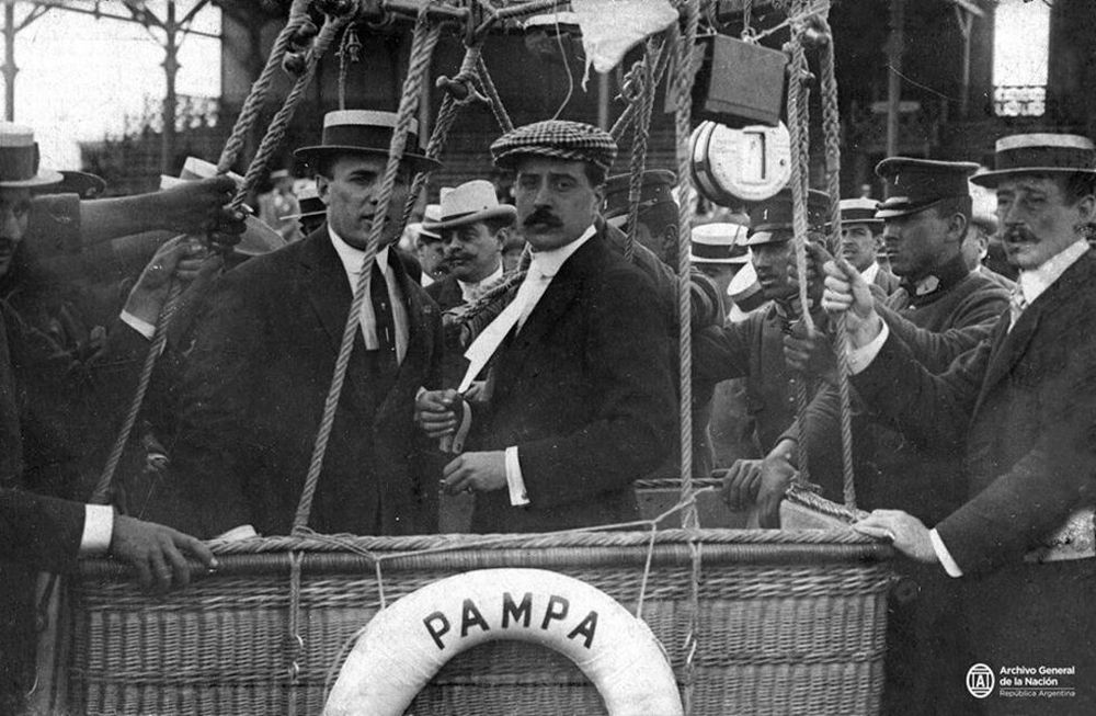 El Pampero. Jorge Newbery y Aaron Anchorena, momentos antes de realizar la primera ascensión el 25 de diciembre de 1907. (Historia Hoy)