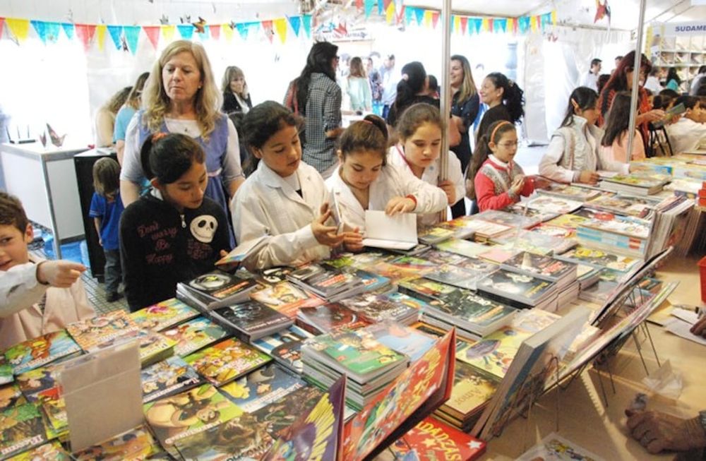 Hoy se celebra el lema “30 años transformando personas y ciudades para un mundo mejor” con actividades organizadas por las más de 500  integrantes de AICE,  como la Feria del Libro en Río Cuarto.