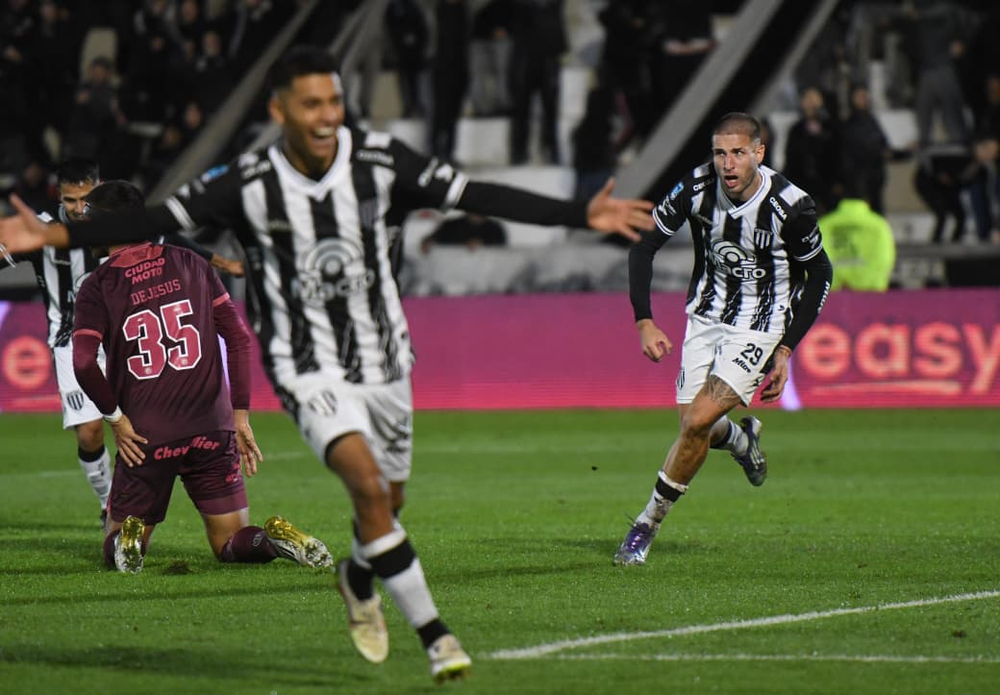 Fiesta en calle Lencinas, Antonini y Módica festejan el gol del triunfo del Lobo. Fiesta en calle Lencinas, Antonini y Módica festejan el gol del triunfo del Lobo.