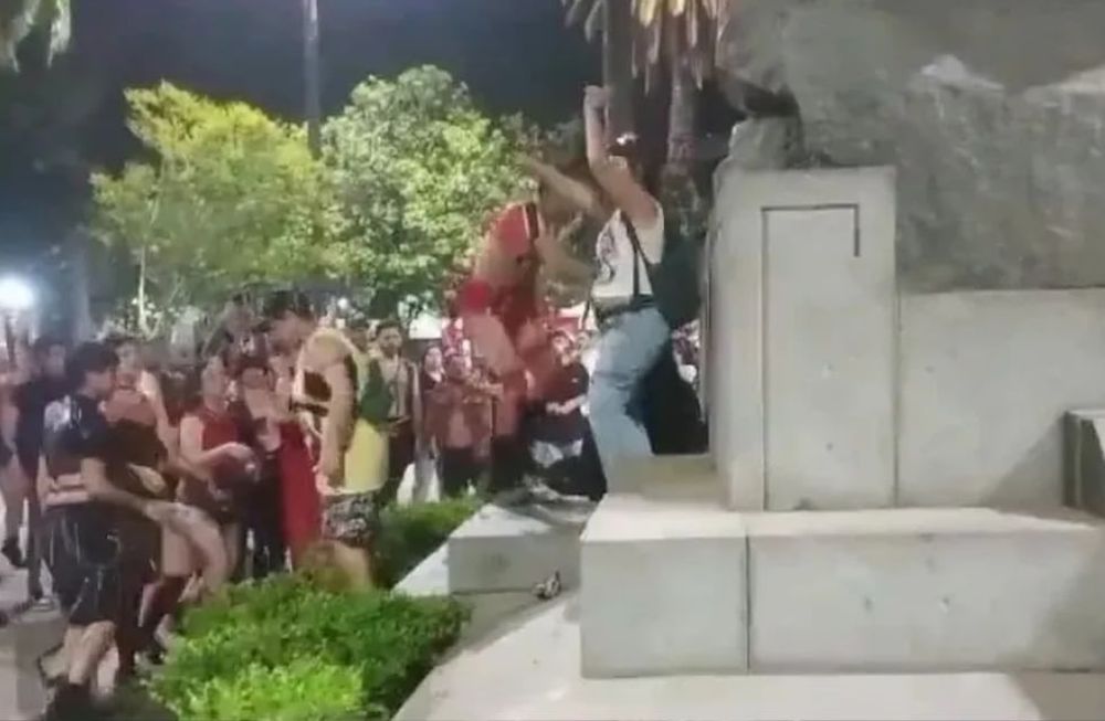 Agredieron a una militante de Milei - Foto X