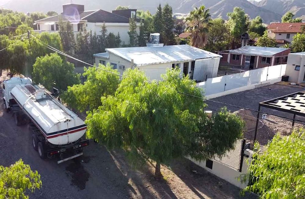 Construirán un acueducto para abastecer de agua potable a los barrios ubicados en la zona de El Challao, ya que al no tener agua los vecinos de la zona contratan camiones para tener agua. Dario abastece de agua a vecinos de un barrio de la zona Foto: José Gutierrez / Los Andes