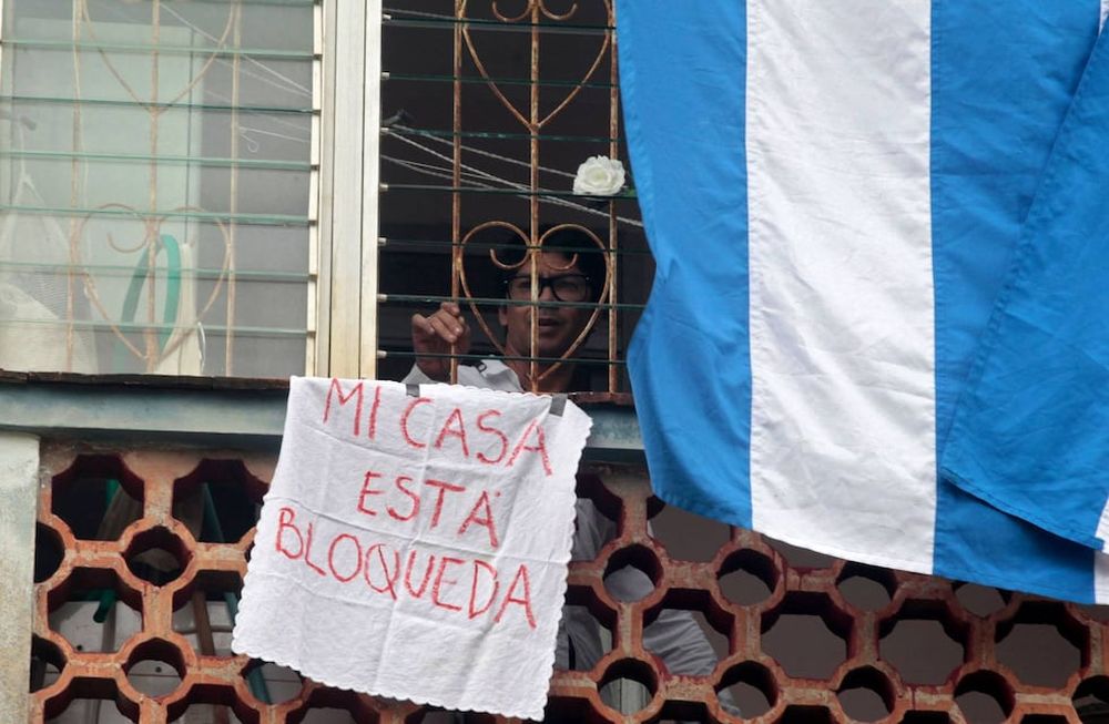 La última vez que se vio en La Habana al joven dramaturgo que lideraba Archipiélago, fue en la ventana de su casa con una hoja de papel en la que escribió que estaba atrapado y no podía salir.