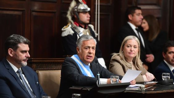 Alfredo Cornejo da su discurso ante la asamblea legislativa