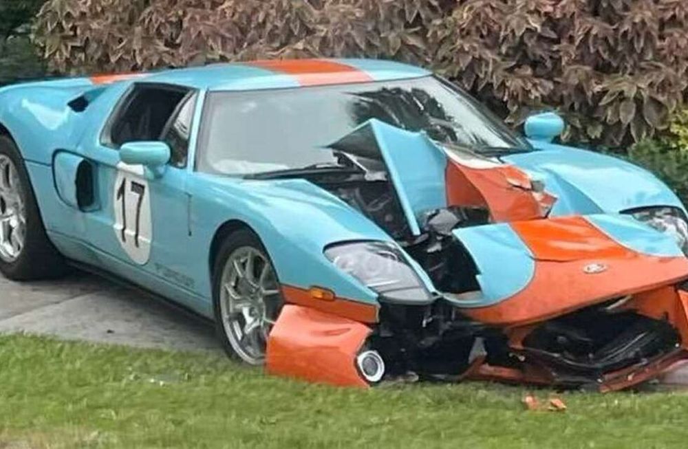 Un conductor chocó su auto Ford GT Heritage Edition 2006 por no saber usar la caja de cambios manual. El vehículo vale más de 700.000 dólares.