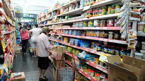 Adultos mayores son los que más consumen en alimentos y farmacias. Foto: Mariana Villa /Los Andes