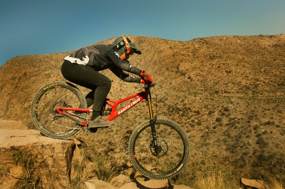 Cerro Arco'da düzenlenen Arjantin Downhill Kupası'nda yarışmacılar olağanüstü yeteneklerini sergiledi.