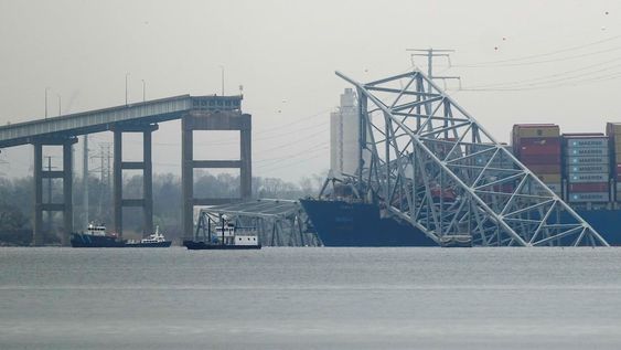 Los esfuerzos de recuperación se reanudaron el miércoles para los trabajadores de la construcción que se presumen muertos después de que el carguero chocó contra un pilar del puente, provocando el estructura colapsar. (Foto AP/Matt Rourke)