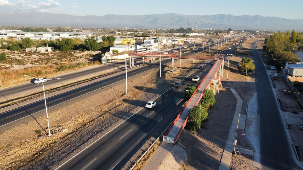 Pasarela peatonal inhabilitada en el Acceso Este. Siguen los problemas para cruzar peatonalmente en el Acceso Este (y también Sur). No hay muchas pasarelas peatonales, la gente cruza por la ruta y en las últimas semana hubo varios accidentes.