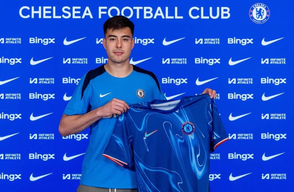 Anselmino posó con la camiseta de Chelsea (Prensa Chelsea)