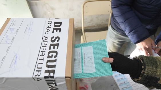 Elecciones provinciales PASO 2023 en la provincia de Mendoza.En la Escuela Belgrano de Godoy Cruz, Los votantes ingresaban para votar en una mañana electoral tranquila pero fría.Foto: José Gutierrez / Los Andes