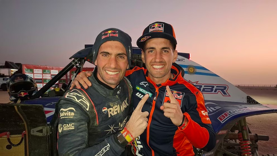 Kevin Benavides tuvo un gran debut en la categoría de autos. Aquí junto a su hermano, Luciano, que se consagró campeón en motos.&nbsp;
