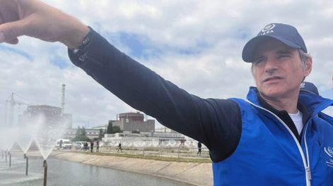 El director general del Organismo Internacional de Energía Atómica (OIEA), Rafael Grossi, en una visita a la central nuclear de Zaporiyia durante el mes de junio.