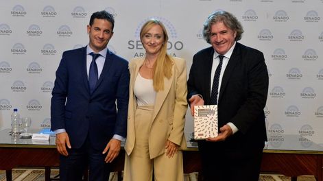 Los Andes | Presentación del proyecto de ley de Código de Protección a Consumidores y Usuarios de José Luis Ramón y Anabel Fernández Sagasti junto al secretario de Comercio, Matías Tombolini. Foto: Prensa Fernández Sagasti