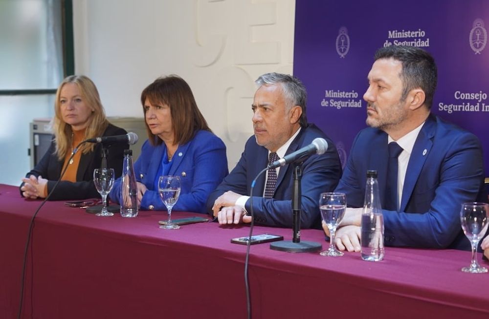 El gobernador Alfredo Cornejo, la vicegobernadora Hebe Casado y los ministros Patricia Bullrich (Seguridad) y Luis Petri (Defensa).