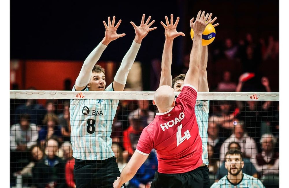 El capitán de Canadá, Nicholas Hoag busca rematar frente al doble bloqueo argentino de Luciano Vicentín y el mendocino Agustín Loser (8), en el partido que Argentina se impuso al seleccionado canadiense por 3/1, en la tercera jornada de la VNL 2023, que se está disputando en Ottawa, Canadá.