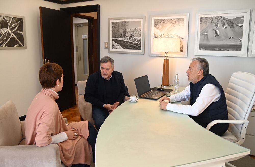 El gobernador Alfredo Cornejo y la ministra de Energía, Jimena Latorre, se reunieron con Héctor Laspada, candidato a director del EPRE.