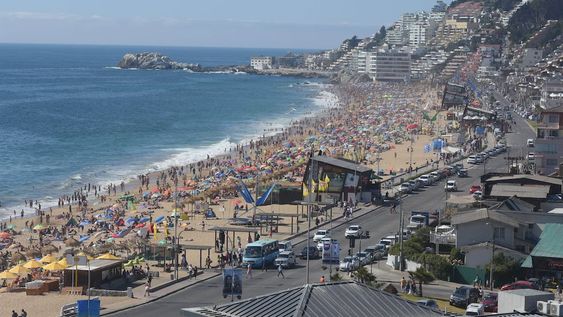 Con la apertura de fronteras terrestres a partir del 1 de enero, los mendocinos ya pueden sacar cuentas de cuánto saldrá vacacionar en el vecino país. / Claudio Gutiérrez