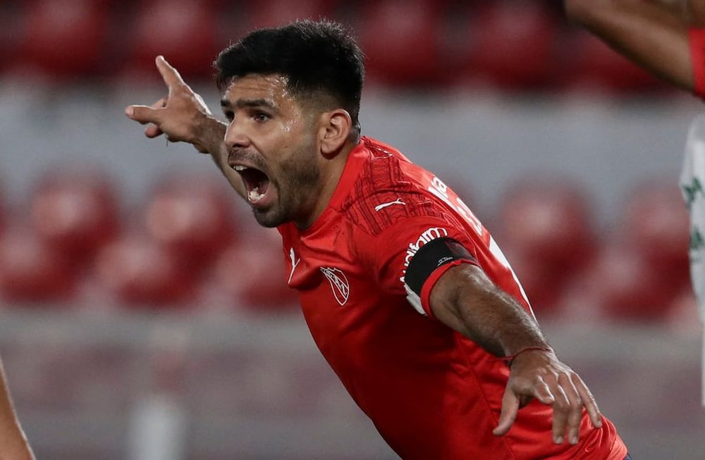 Silvio Romero celebra su gol en el 1-0 de Independiente sobre Guabirá, por la última fecha del Grupo B de la Copa Sudamericana 2021.