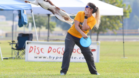 Discdog, la disciplina canina que tiene una campeona del mundo argentina y busca instalarse en Mendoza