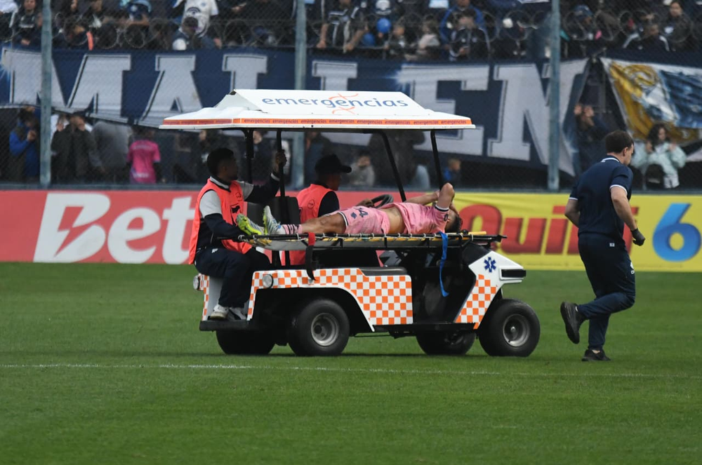 Luciano Gómez, lateral de Independiente Rivadavia, fue retirado en camilla a los 41 minutos del segundo tiempo. Luego se confirmó la gravedad de la lesión que sufrió en la rodilla izquierda: rotura de ligamentos cruzados.