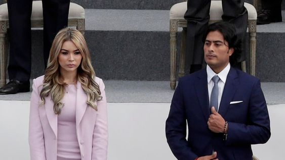 otografía de archivo fechada el 7 de agosto de 2022 que muestra a Nicolás Petro (d), hijo del presidente de Colombia, Gustavo Petro, y su exesposa, Daysuris Vásquez, durante la ceremonia de posesión en la Plaza Bolívar de Bogotá (Colombia). El último escándalo de corrupción de Colombia tiene un nombre propio, el de Nicolás Petro Burgos, y por ende el de su padre, el presidente Gustavo Petro, pero en los dos días de audiencias desarrolladas en el búnker de la Fiscalía, donde el primogénito está detenido desde el pasado sábado, se han dicho muchos otros nombres. La imputación por lavado de activos y enriquecimiento ilícito de la Fiscalía en contra de Nicolás Petro ha revelado una trama compleja donde hay nombres que van desde conocidos narcotraficantes a gente cercana al presidente que trabajó con él en la campaña del pasado año. EFE/ Carlos Ortega