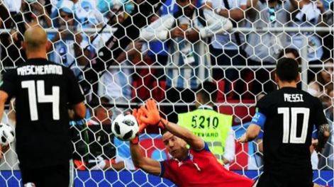 Mirá la publicidad que filmó el heroico arquero islandés que le atajó el penal a Messi
